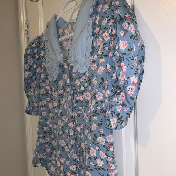Puff sleeves blue floral printed top, fit <53kg (I am 51kg in the picture above) - Picture 4 of 7